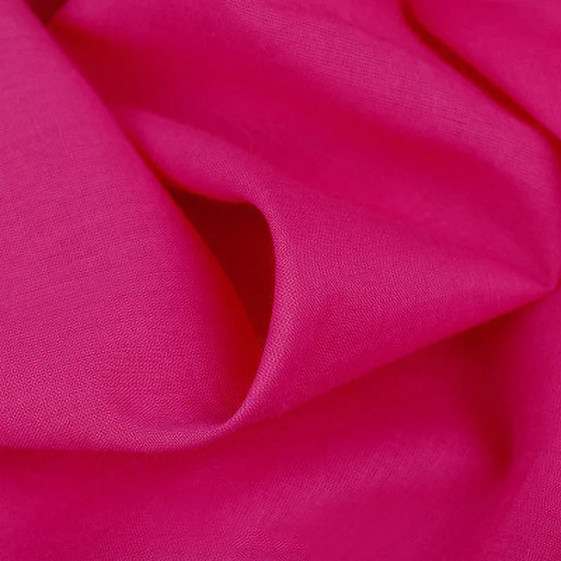 Un gros plan sur le Tissu voile en rayonne au mètre de Longan Craft France montre sa couleur rose vif, sa texture légère et sa respirabilité - idéal pour les doublures, les vêtements, les nappes ou les rideaux.