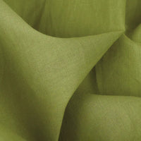 Gros plan sur le tissu voile en rayonne au mètre de Longan Craft France en vert clair, montrant son tissage respirant, ses plis délicats et sa texture douce, idéale pour la couture, la doublure, les nappes et les rideaux.