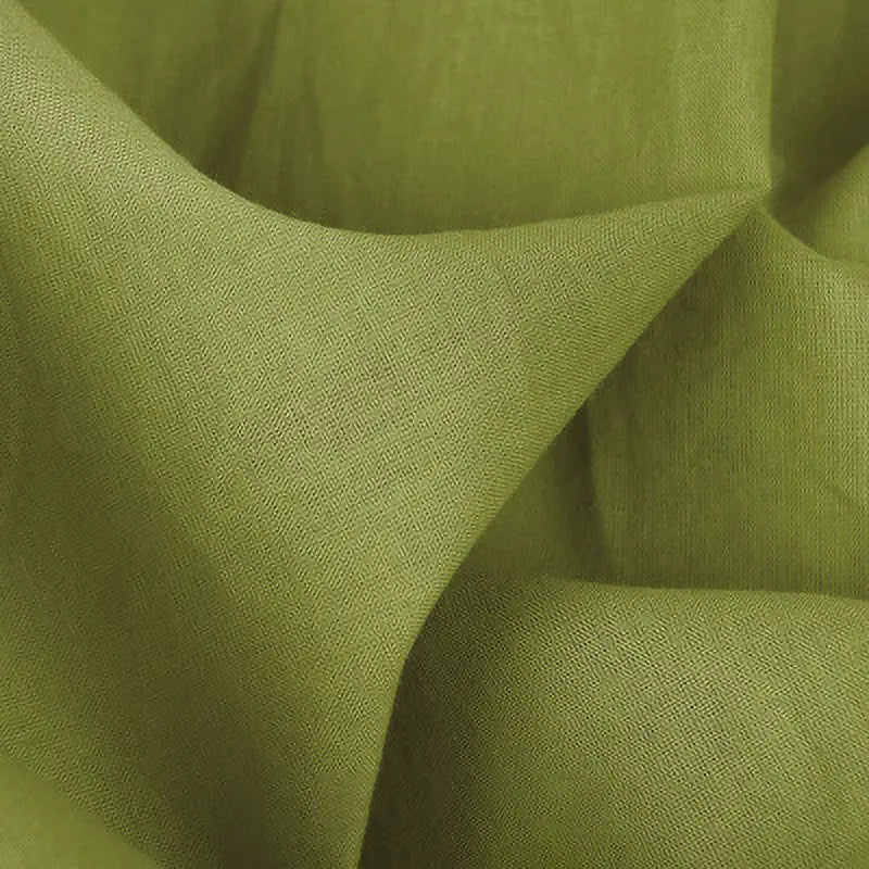 Gros plan sur le tissu voile en rayonne au mètre de Longan Craft France en vert clair, montrant son tissage respirant, ses plis délicats et sa texture douce, idéale pour la couture, la doublure, les nappes et les rideaux.
