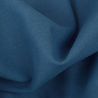 Gros plan sur le Tissu voile en rayonne au mètre de Longan Craft France, qui présente un tissu bleu lisse et fin aux plis subtils, idéal pour les vêtements, les doublures, les nappes et les rideaux.