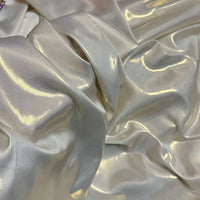 Gros plan sur le Tissu satin lamé au mètre de Longan Craft France, un polyester lamé métallisé et brillant idéal pour couture, robes DIY ou travaux manuels, avec ses reflets lumineux et son allure élégante.