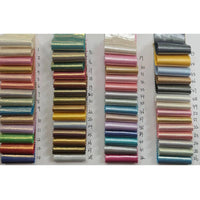 Plusieurs rangées de petits échantillons rectangulaires de Tissu satin lamé au mètre de Longan Craft France, de différentes couleurs, sont disposées verticalement sur un fond blanc, chaque échantillon étant étiqueté avec un numéro.