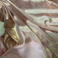 Gros plan sur le Tissu satin lamé au mètre de Longan Craft France-polyester métallisé, brillant et lisse, idéal pour la couture, robes DIY ou travaux manuels.