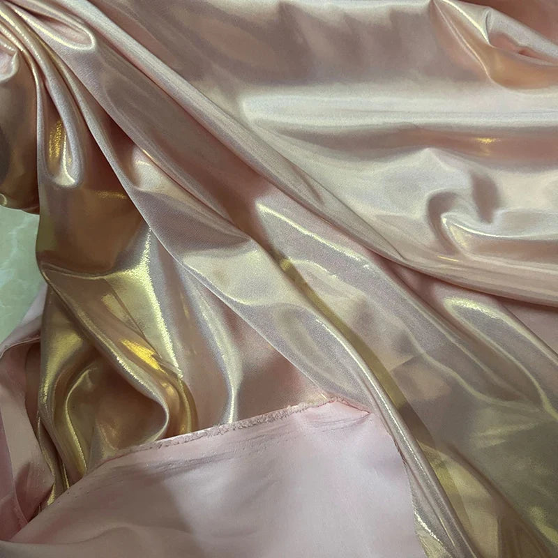 Gros plan sur le Tissu satin lamé au mètre de Longan Craft France-polyester métallisé, brillant et lisse, idéal pour la couture, robes DIY ou travaux manuels.