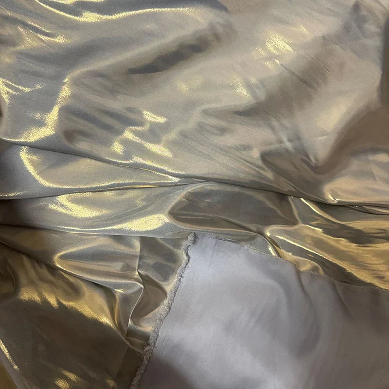 Découvrez le tissu satin lamé au mètre de Longan Craft France : polyester métallisé et brillant avec envers blanc, idéal pour couture, robes DIY, travaux manuels, costumes de scène ou robes de soirée.