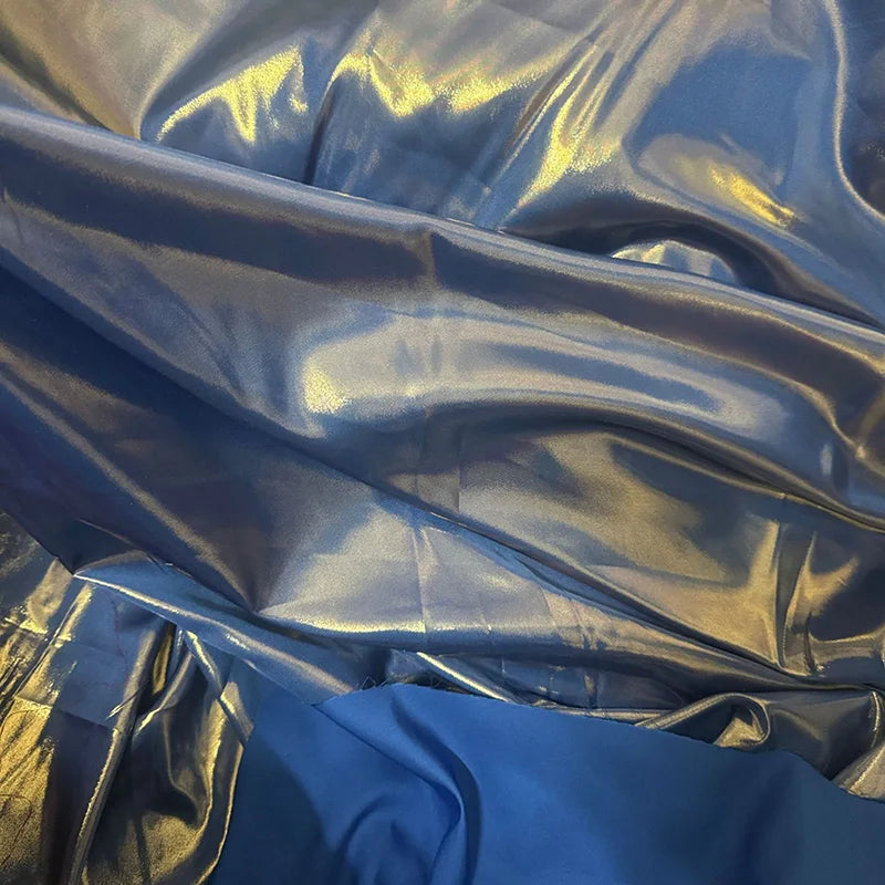 Le Tissu satin lamé au mètre de Longan Craft France, en polyester métallisé et brillant, offre des reflets bleus éclatants-idéal pour la couture, les robes DIY ou costumes de scène.