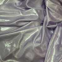 Un gros plan du Tissu satin lamé au mètre de Longan Craft France montre un polyester métallisé brillant, violet clair, avec des plis lisses et réfléchissants - idéal pour la couture, les robes DIY et les travaux manuels.