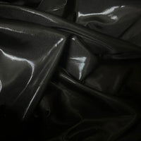Gros plan sur un tissu lamé brillant et métallique, parfait pour les costumes dramatiques ou les robes de soirée. Découvrez le Tissu satin lamé au mètre de Longan Craft France, un lamé de polyester brillant idéal pour la couture, les robes de bricolage et l'artisanat.