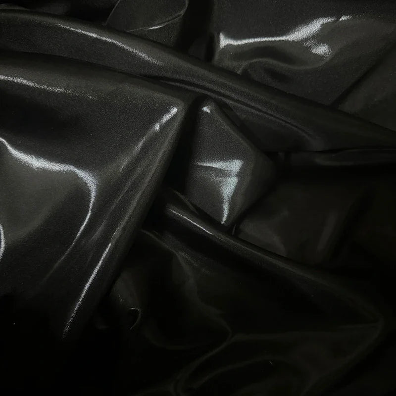 Gros plan sur un tissu lamé brillant et métallique, parfait pour les costumes dramatiques ou les robes de soirée. Découvrez le Tissu satin lamé au mètre de Longan Craft France, un lamé de polyester brillant idéal pour la couture, les robes de bricolage et l'artisanat.
