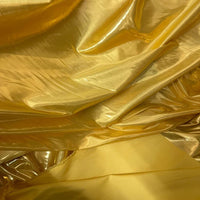Un gros plan du Tissu satin lamé au mètre de Longan Craft France montre un lamé de polyester brillant et froissé avec une finition métallique - parfait pour la couture, les robes DIY, les costumes de scène et les projets créatifs.