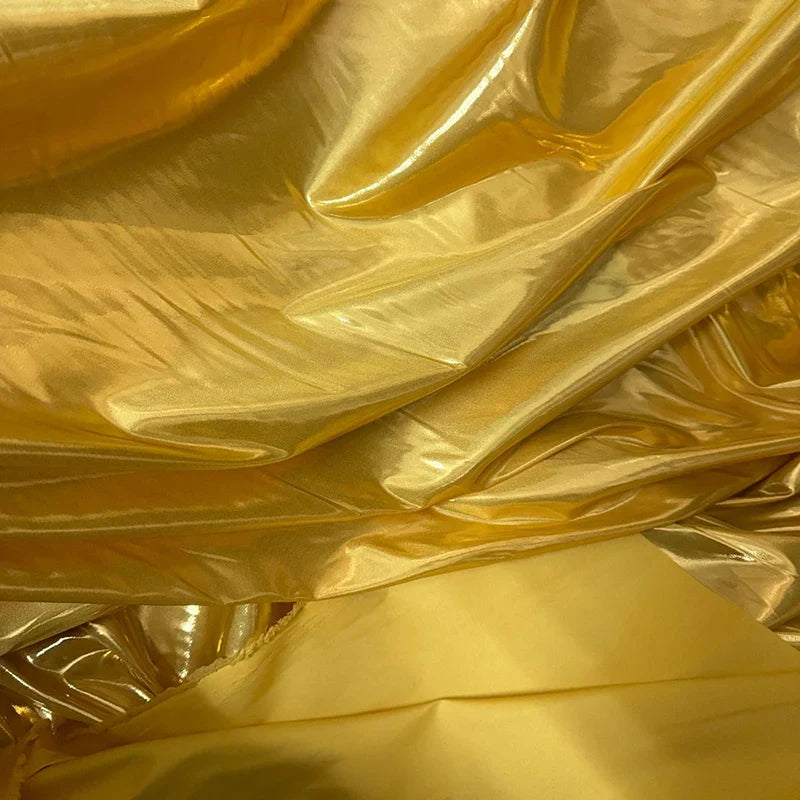 Un gros plan du Tissu satin lamé au mètre de Longan Craft France montre un lamé de polyester brillant et froissé avec une finition métallique - parfait pour la couture, les robes DIY, les costumes de scène et les projets créatifs.