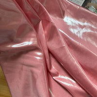 Gros plan sur Tissu satin lamé au mètre de Longan Craft France, un tissu polyester métallisé brillant, posé sur bois, met en valeur sa texture lisse et ses reflets-idéal pour couture, robes DIY et travaux manuels.