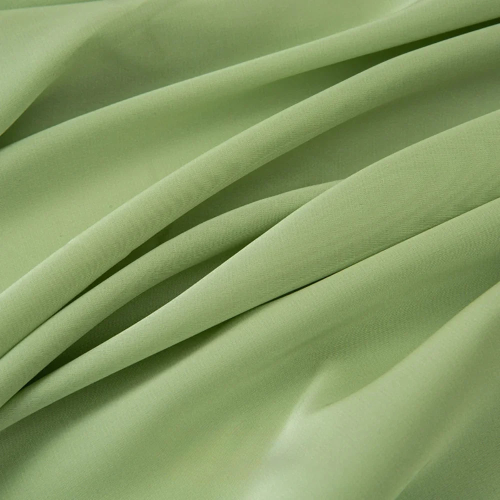 Le Tissu mousseline satinée au mètre de Longan Craft France présente une texture vert clair, douce et lisse avec une finition mate, idéale pour les robes de soirée élégantes ou les projets créatifs.