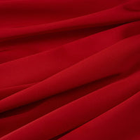 Gros plan sur le Tissu mousseline satinée au mètre de Longan Craft France, un tissu extensible, doux et soyeux d'un rouge éclatant, parfait pour les tenues de soirée élégantes et les créations vestimentaires.