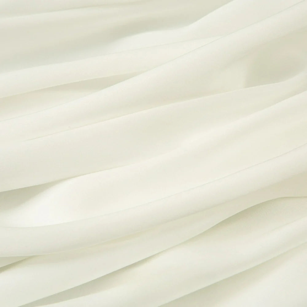 Gros plan sur le Tissu mousseline satinée au mètre de Longan Craft France, un tissu doux, extensible et soyeux aux plis souples, idéal pour créer des vêtements élégants ou une robe de soirée.