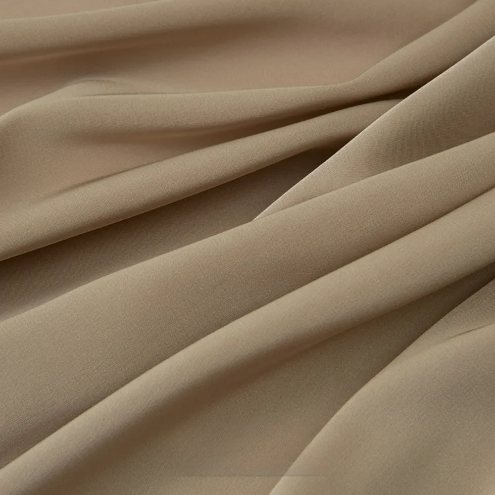 Découvrez le Tissu mousseline satinée au mètre de Longan Craft France : extensible, doux et soyeux, parfait pour une robe de soirée grâce à son drapé élégant et sa finition légèrement mate.