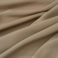 Découvrez le Tissu mousseline satinée au mètre de Longan Craft France : extensible, doux et soyeux, parfait pour une robe de soirée grâce à son drapé élégant et sa finition légèrement mate.