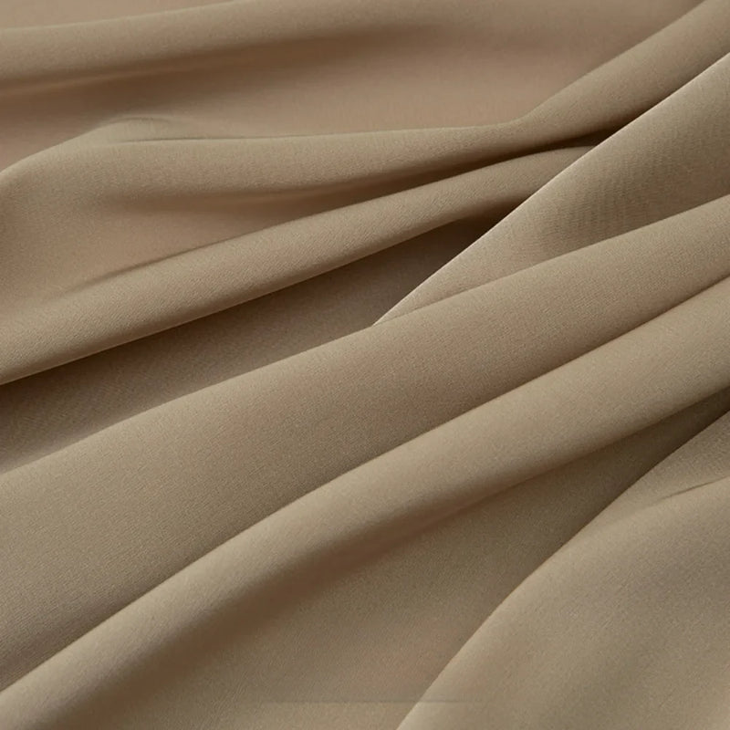 Découvrez le Tissu mousseline satinée au mètre de Longan Craft France : extensible, doux et soyeux, parfait pour une robe de soirée grâce à son drapé élégant et sa finition légèrement mate.