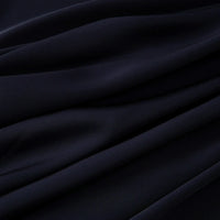 Gros plan sur Longan Craft France Tissu mousseline satinée au mètre : extensible, doux et soyeux, drapé en plis diagonaux. Parfait pour confectionner une élégante robe de soirée ou tout autre vêtement raffiné.