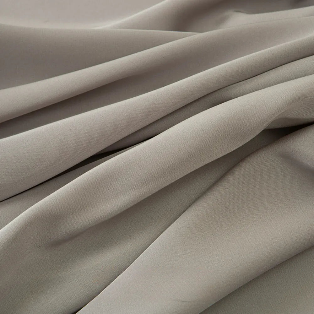 Gros plan sur le tissu mousseline satinée au mètre de Longan Craft France - extensible, doux et léger avec une finition mate - idéal pour les peignoirs de soirée ou les vêtements personnalisés.