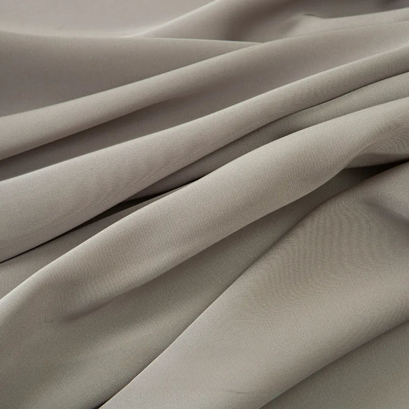 Gros plan sur le tissu mousseline satinée au mètre de Longan Craft France - extensible, doux et léger avec une finition mate - idéal pour les peignoirs de soirée ou les vêtements personnalisés.