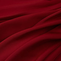Gros plan sur le Tissu mousseline satinée au mètre de Longan Craft France, un tissu rouge foncé, extensible et doux comme de la soie, aux plis souples, idéal pour les robes de soirée élégantes ou pour commander un tissu au mètre.