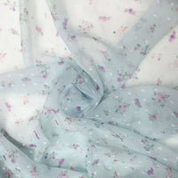 Découvrez le tissu mousseline à petites fleurs au mètre de Longan Craft France : une mousseline imprimée fleurs plumetis, légère et aérienne, idéale pour les robes d'été grâce à son délicat motif floral pastel.