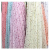 Plusieurs rouleaux de tissu mousseline à petites fleurs de Longan Craft France dans des tons pastel - rose, bleu, lavande, blanc, pêche - se tiennent debout. Chacun d'entre eux présente de délicats imprimés floraux en plumetis, parfaits pour les robes d'été.