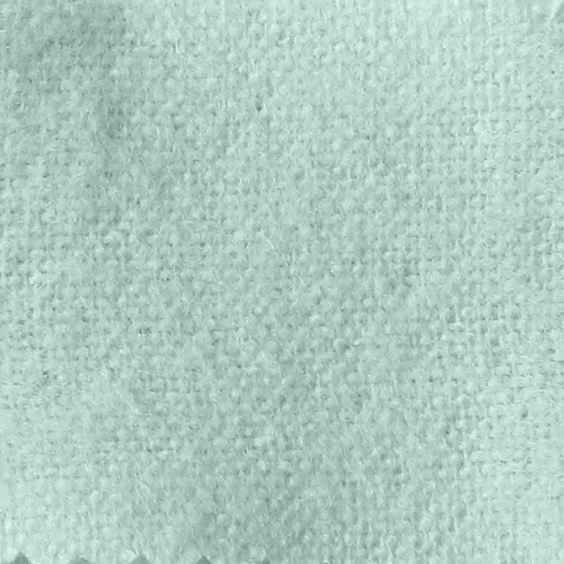 Gros plan sur la Flanelle de coton uni au mètre de Longon Craft France, une flanellette confortable d'automne, de couleur vert clair, à la texture douce et duveteuse et aux bords en zigzag - un tissu idéal super douillet pour câlins et pyjamas.
