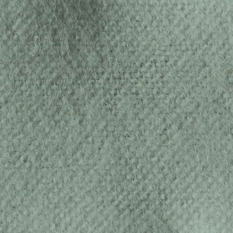 Gros plan sur la Flanelle de coton uni au mètre de Longon Craft France : une flanelle douce, vert clair, au tissage diagonal subtil et à la surface moelleuse, idéale pour le confort de l'automne, les câlins, les pyjamas ou les projets de quilting douillets.