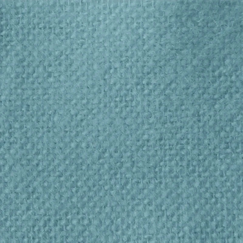 Gros plan sur la flanelle de coton uni au mètre de Longon Craft France, un tissu bleu clair, super doux, parfait pour l'automne, avec un motif tissé régulier, idéal pour confectionner des pyjamas et des câlins douillets.