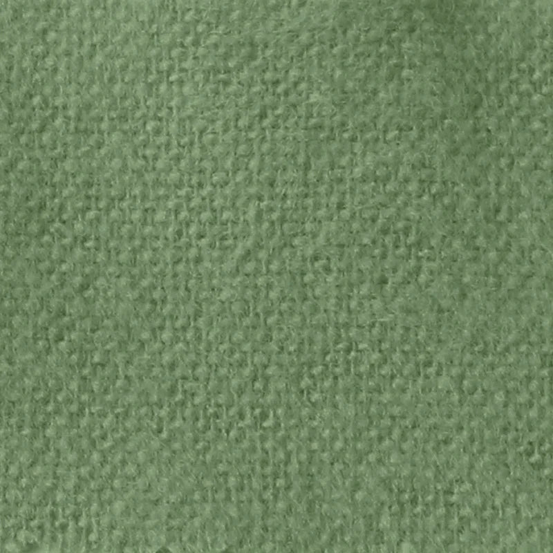 Gros plan sur la Flanelle de coton uni au mètre de Longon Craft France, montrant sa texture tissée verte - parfaite comme flanellette confortable d'automne ou tissu super douillet pour des projets cosy et câlins.