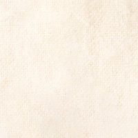 Un gros plan de la Flanelle de coton uni au mètre de Longon Craft France montre sa texture douillette, blanc cassé, avec un subtil motif pointillé. Elle est parfaite comme flanelle d'automne pour les câlins.