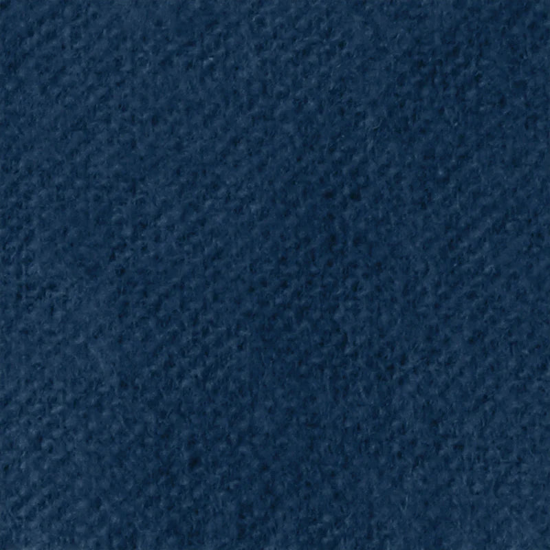 Gros plan sur la Flanelle de coton uni au mètre de Longon Craft France : une flanelle bleu foncé douce et confortable d'automne. Super douillet pour les câlins, idéal pour les pyjamas ou les projets de quilting grâce à sa texture subtile et uniforme.