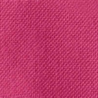 Gros plan sur la Flanelle de coton uni au mètre de Longon Craft France, montrant son tissage quadrillé et sa texture légèrement rugueuse. Cette flanellette super douillet est idéale pour pyjamas et câlins, avec une couleur rose uniforme et sans motifs visibles.