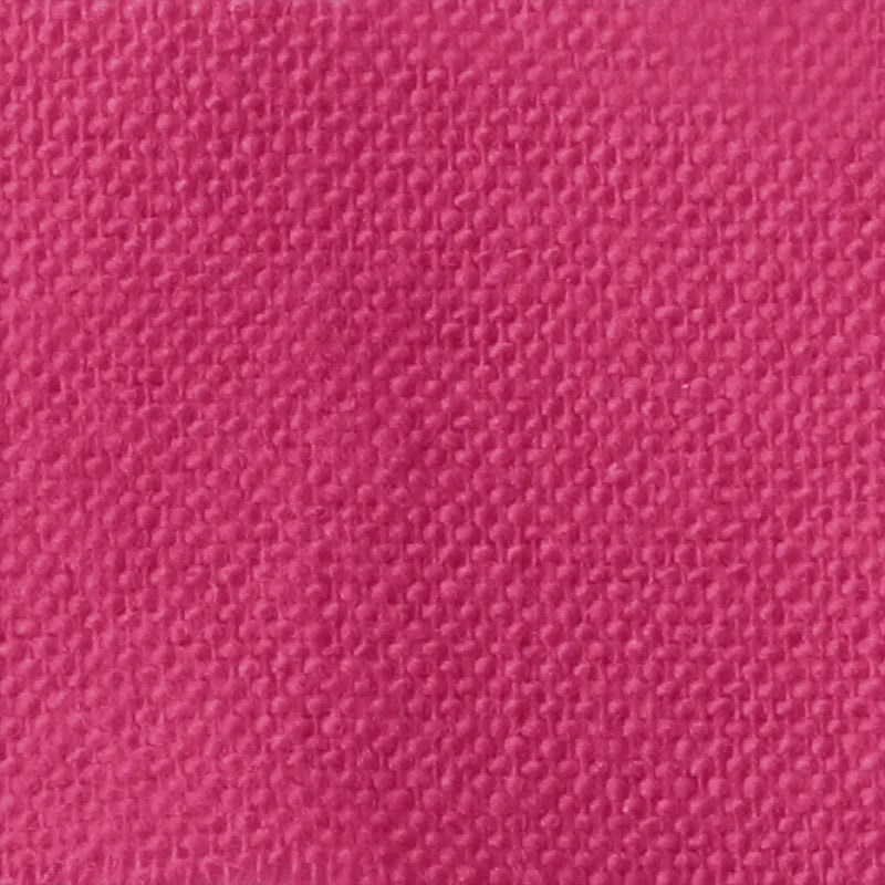 Gros plan sur la Flanelle de coton uni au mètre de Longon Craft France, montrant son tissage quadrillé et sa texture légèrement rugueuse. Cette flanellette super douillet est idéale pour pyjamas et câlins, avec une couleur rose uniforme et sans motifs visibles.