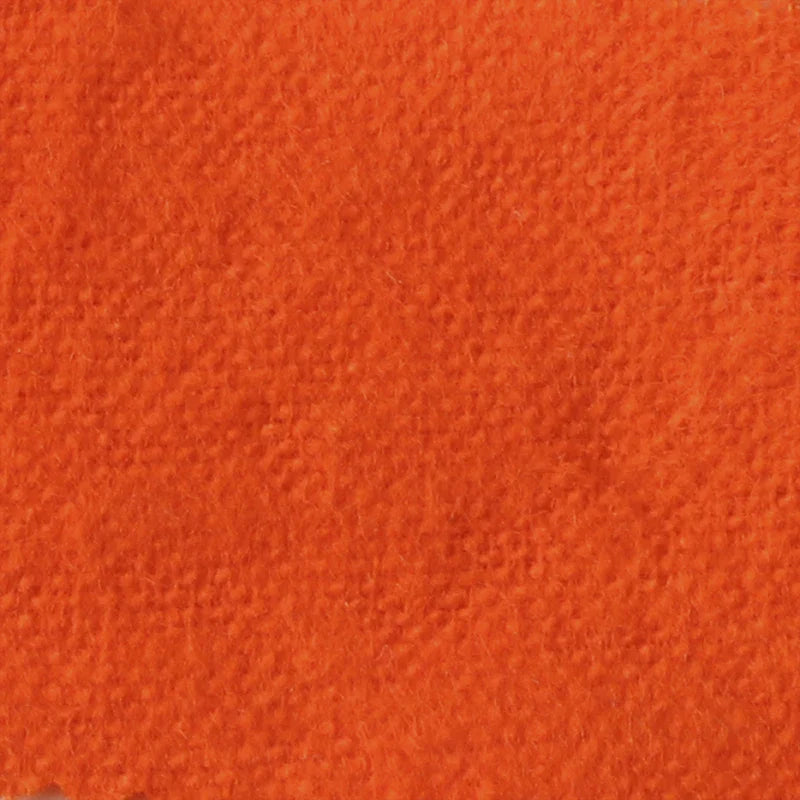 Gros plan sur la Flanelle de coton uni au mètre de Longon Craft France, une flanellette orange confortable d'automne au tissage dense et à la texture douce et duveteuse. Ce tissu super douillet est idéal pour les pyjamas ou les câlins.