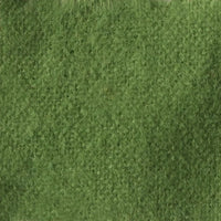 Un gros plan d'herbe verte dense et bien coupée évoque la douceur de la Flanelle de coton uni au mètre de Longon Craft France, une flanellette d'automne super douillet - tissu idéal pour pyjamas et câlins chaleureux.