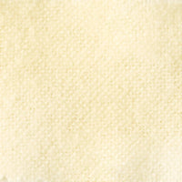 Gros plan sur la Flanelle de coton uni au mètre de Longon Craft France, un tissu flanelle beige super doux avec une texture de grille tissée, parfait pour les pyjamas d'automne et les câlins. Le tissu confortable remplit tout le cadre.