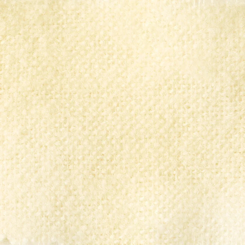 Gros plan sur la Flanelle de coton uni au mètre de Longon Craft France, un tissu flanelle beige super doux avec une texture de grille tissée, parfait pour les pyjamas d'automne et les câlins. Le tissu confortable remplit tout le cadre.