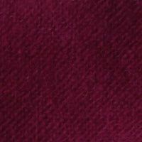 Gros plan sur la Flanelle de coton uni au mètre de Longon Craft France, montrant sa surface rouge foncé, douce et légèrement floue - parfaite comme flanellette d'automne ou tissu super douillet pour câlins.
