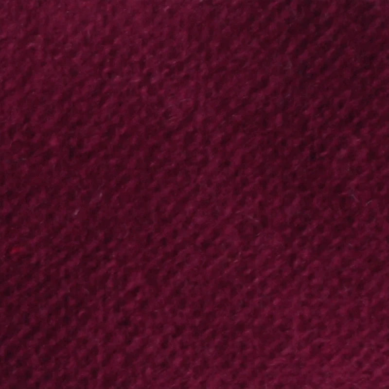 Gros plan sur la Flanelle de coton uni au mètre de Longon Craft France, montrant sa surface rouge foncé, douce et légèrement floue - parfaite comme flanellette d'automne ou tissu super douillet pour câlins.