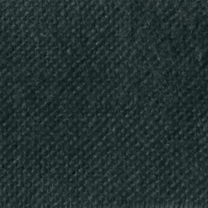 Gros plan sur la flanelle de coton uni au mètre de Longon Craft France, une flanelle d'automne très douce. Le tissu gris foncé présente un tissage en diagonale, une surface légèrement rugueuse et une couture droite bien finie sur le bord inférieur.