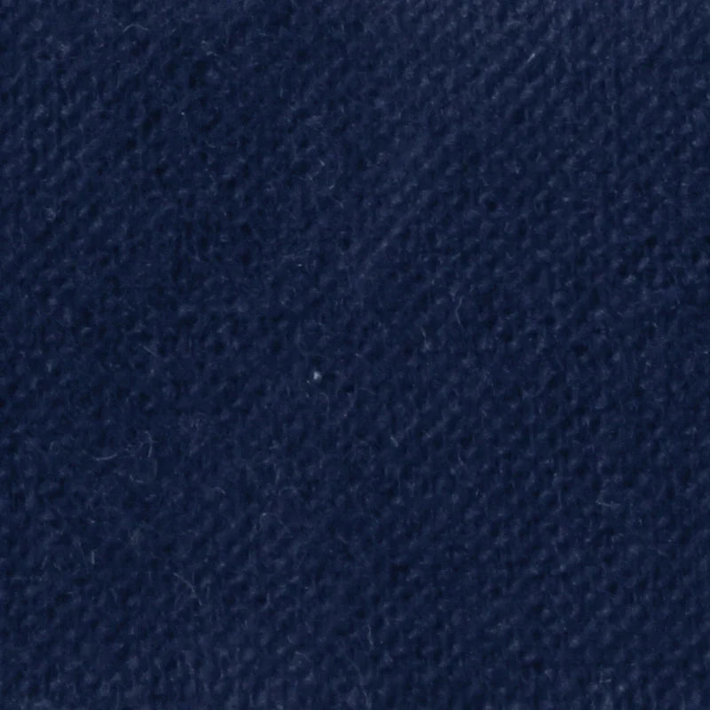 Gros plan sur la Flanelle de coton uni au mètre de Longon Craft France : une flanelle bleu foncé, très douce, avec un tissage visible et une finition duveteuse - un tissu parfait pour les pyjamas ou les câlins d'automne. La couleur est homogène pour un confort douillet.