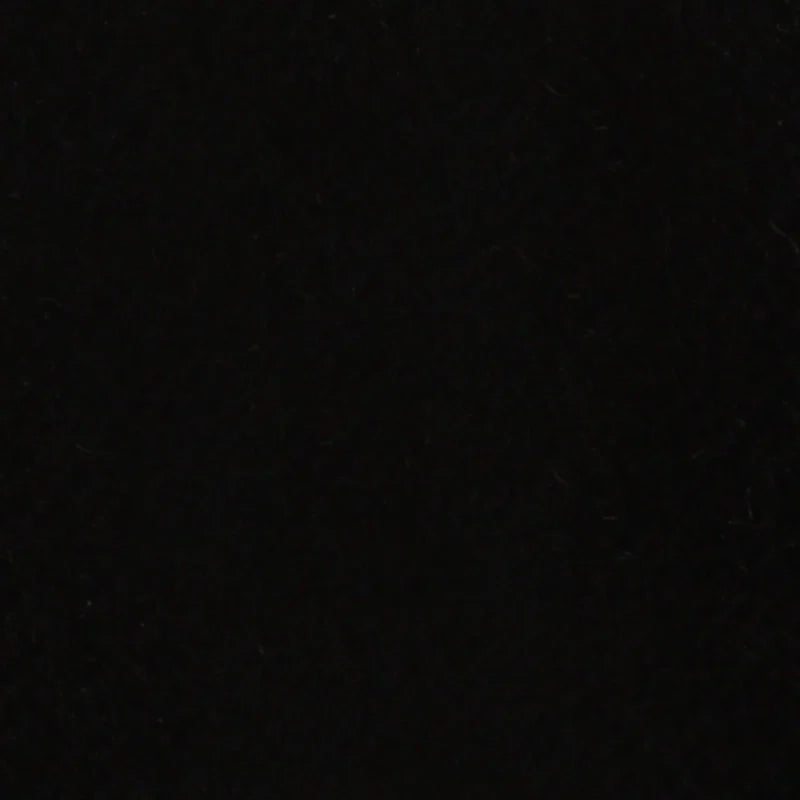 Un fond noir profond, lisse et uniforme comme la "Flanelle de coton uni au mètre" de Longon Craft France, une flanelle super douce parfaite pour les projets d'automne douillets et les créations câlines.