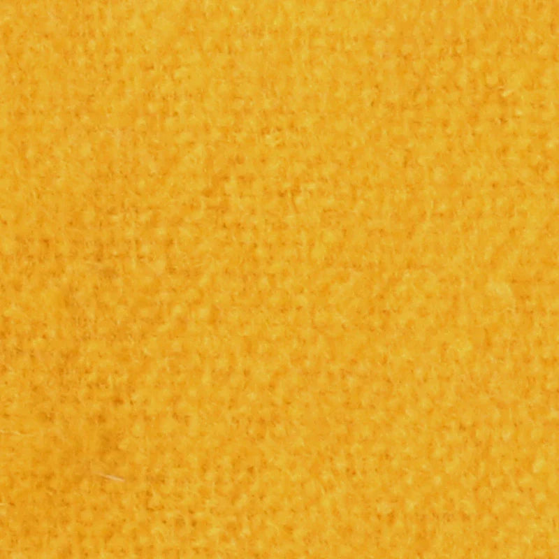 Gros plan sur la Flanelle de coton uni au mètre de Longon Craft France, une flanelle jaune vif, super douce et moelleuse, idéale pour le confort de l'automne - un tissu parfait pour les pyjamas et les câlins.
