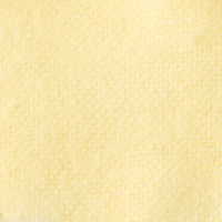 Gros plan sur la flanelle de coton uni au mètre de Longon Craft France, d'un jaune pâle et doux, au motif tissé subtil, idéale pour la couture d'automne, le quilting ou la confection de pyjamas douillets.