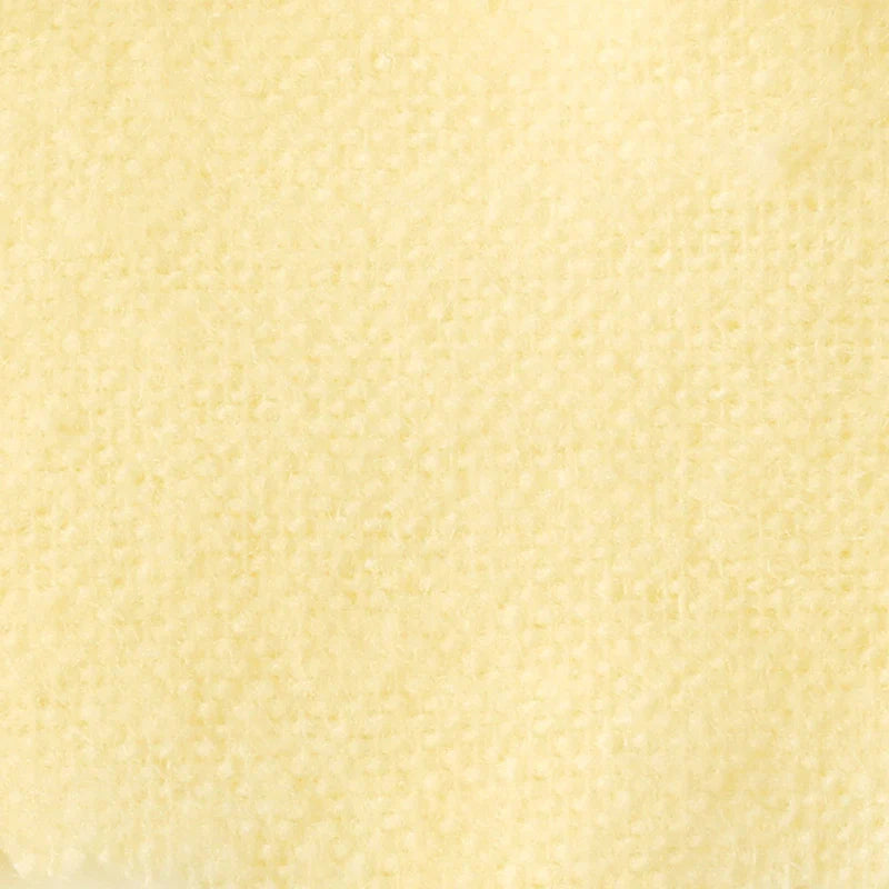 Gros plan sur la flanelle de coton uni au mètre de Longon Craft France, d'un jaune pâle et doux, au motif tissé subtil, idéale pour la couture d'automne, le quilting ou la confection de pyjamas douillets.