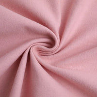 Gros plan sur la Flanelle de coton uni au mètre de Longon Craft France, torsadée pour révéler sa surface douce et uniforme et son tissage flanellette confortable - un tissu super douillet idéal pour les câlins et parfait pour les projets d'automne.
