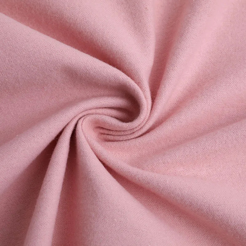 Gros plan sur la Flanelle de coton uni au mètre de Longon Craft France, torsadée pour révéler sa surface douce et uniforme et son tissage flanellette confortable - un tissu super douillet idéal pour les câlins et parfait pour les projets d'automne.